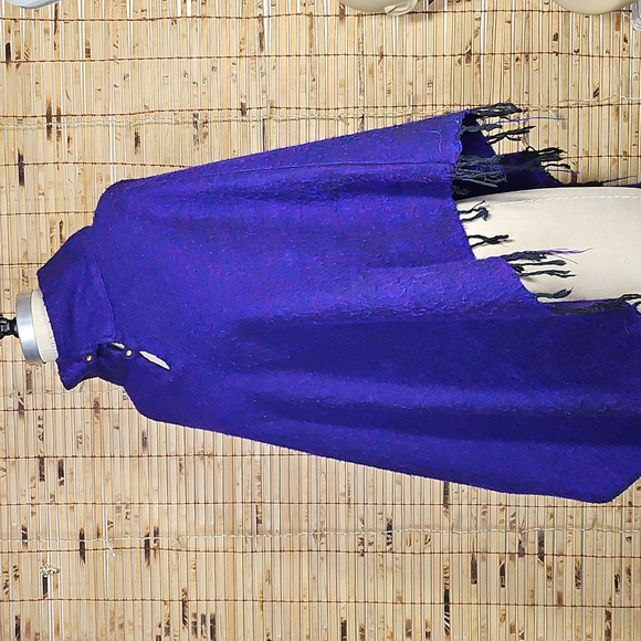 Beautiful Textured Purple Cape with Two Buttons 100% Wool Zig Zag from Nepal - Picture 1 of 9